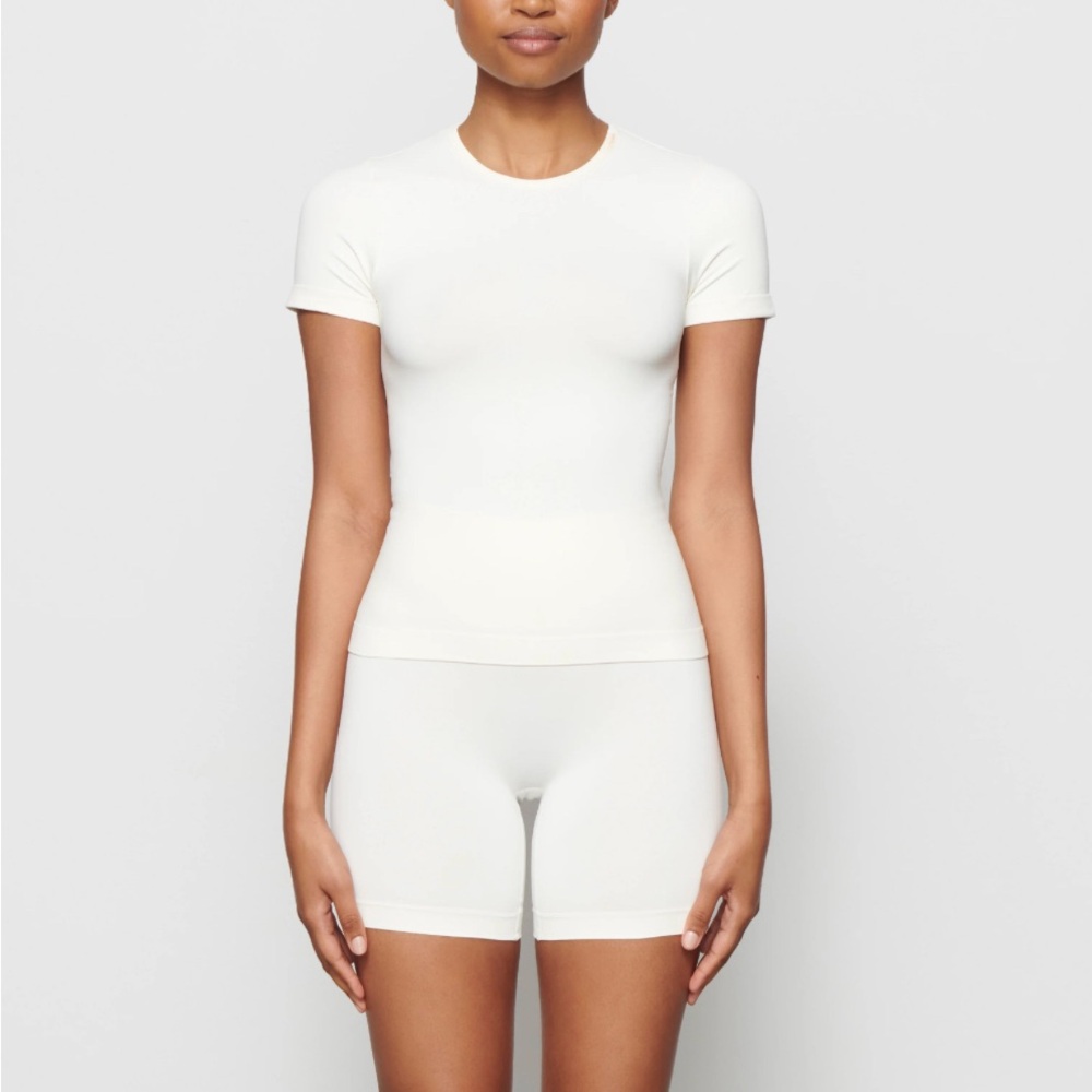 SKIMS Soft Smoothing Seamless T-Shirt NWT